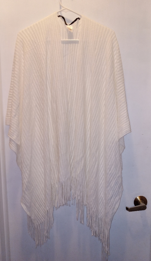 WHITE PONCHO LIKE NEW ONE SIZE PRELOVED EXCELLENT CONDITION